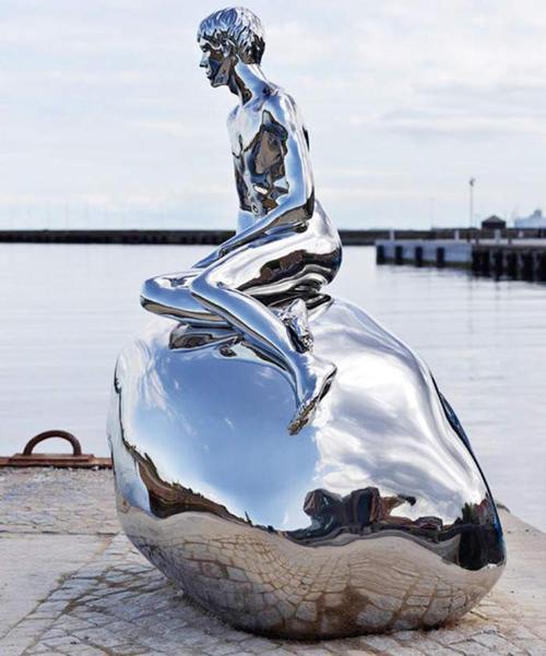 人物雕塑-海边景观镜面不锈钢人物坐姿雕塑高清图片