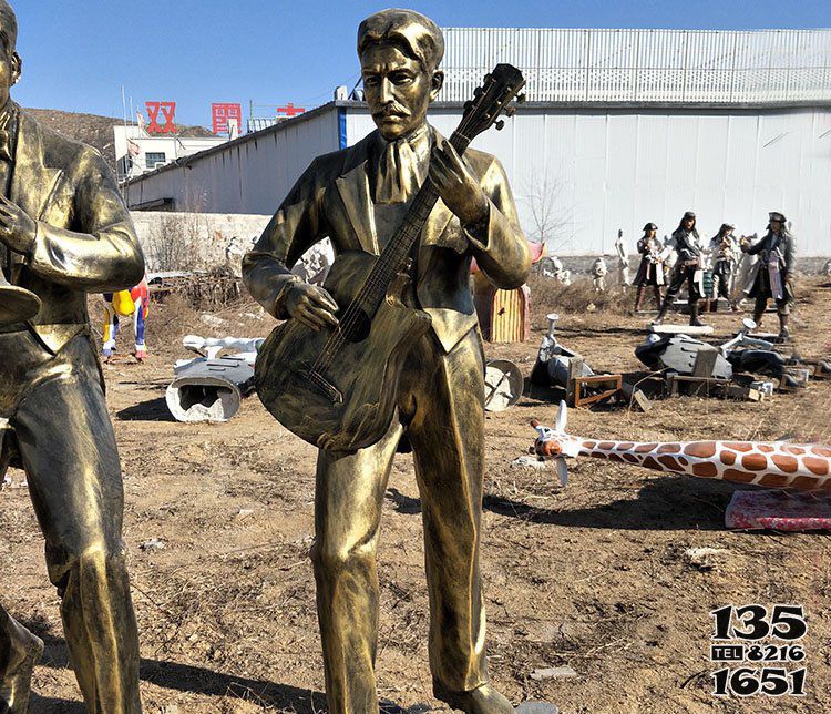 弹奏人物雕塑-公园景观弹吉他的人物铜雕摆件弹雕塑高清图片