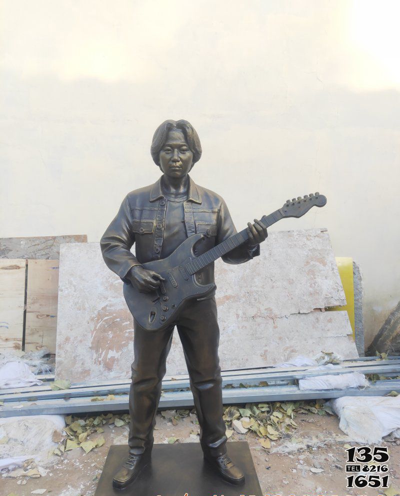 弹奏人物雕塑-广场户外弹吉他人物铜雕弹雕塑高清图片