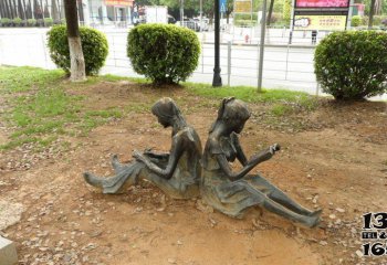 读书雕塑-公园草坪女孩背对背的读书雕塑