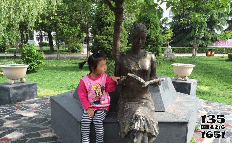读书雕塑-公园户外坐着树下乘凉的读书雕塑高清图片