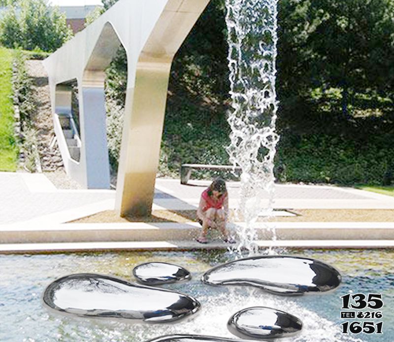 鹅卵石雕塑-公园池塘水中的鹅卵石雕塑高清图片