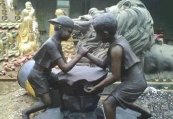 儿童雕塑-公园掰腕的童趣铜雕儿童雕塑