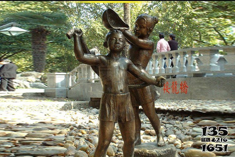 儿童雕塑-公园创意洗澡人物铜雕儿童雕塑高清图片