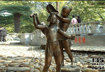 儿童雕塑-公园创意洗澡人物铜雕儿童雕塑