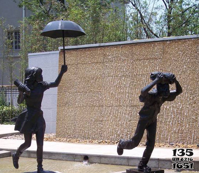 儿童雕塑-公园躲雨的小男孩和打伞的小女孩人物小品铜雕儿童雕塑高清图片