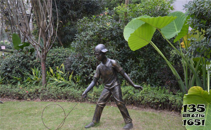 儿童雕塑-公园滚铁环的小男孩人物铜雕儿童雕塑高清图片