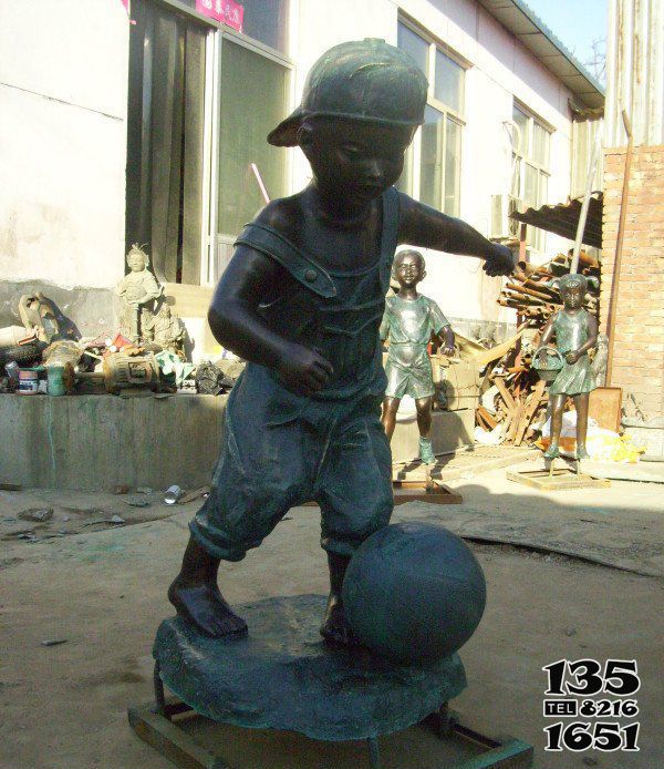 儿童雕塑-公园青铜踢足球的儿童雕塑高清图片
