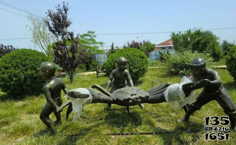 儿童雕塑-户外海边小孩捉螃蟹公园景观铜雕儿童雕塑高清图片