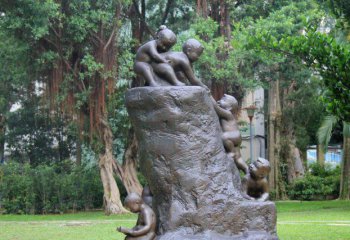 儿童铜雕-公园爬树桩的娃娃小品铜雕