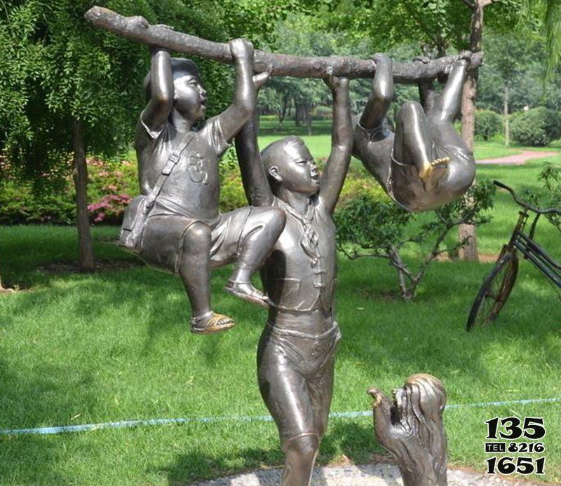 儿童铜雕-公园捉着树枝玩耍的小孩小品铜雕