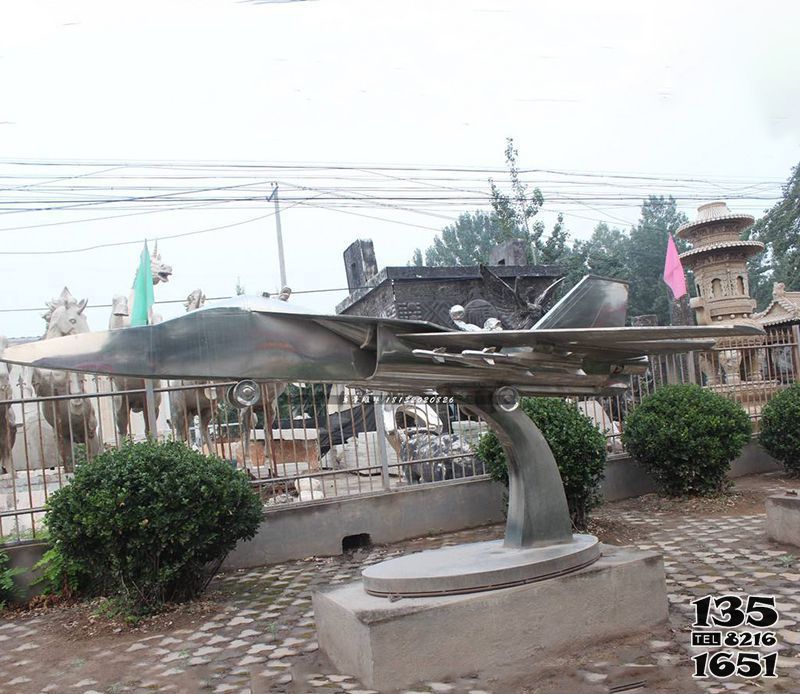 飞机雕塑-公园路边创意不锈钢飞行的飞机雕塑高清图片