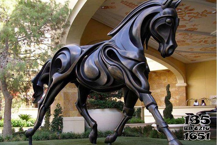 飞马雕塑-草地上摆放的黑色的不锈钢创意飞马雕塑高清图片