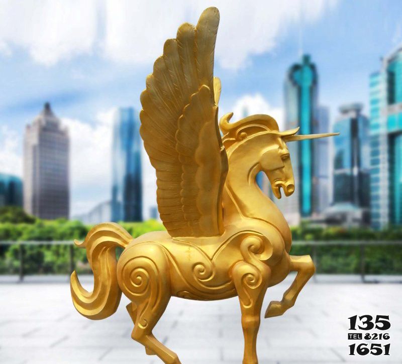 飞马雕塑-公园里摆放的行走的金色玻璃钢创意飞马雕塑高清图片
