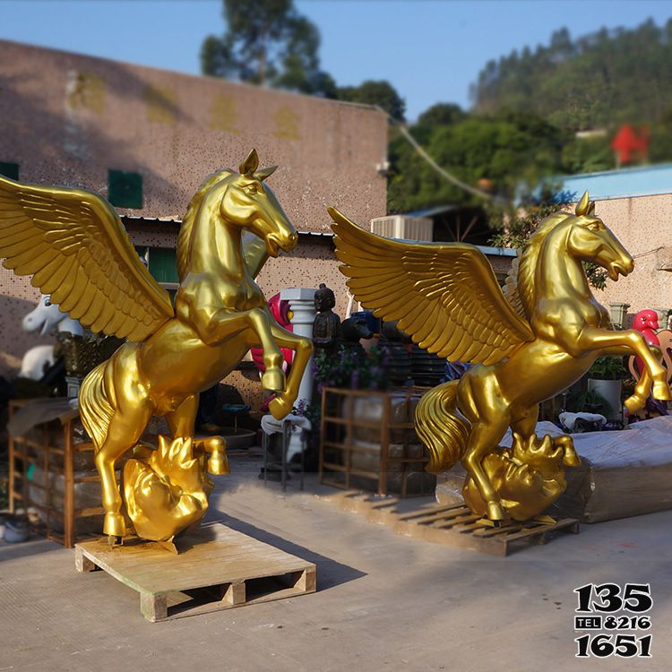 飞马雕塑-广场上摆放的两只玻璃钢喷漆飞马雕塑高清图片