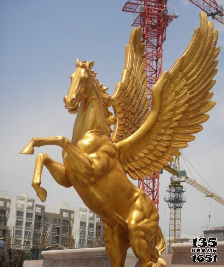 飞马雕塑-广场上摆放的站立的歪着头的玻璃钢创意飞马雕塑高清图片