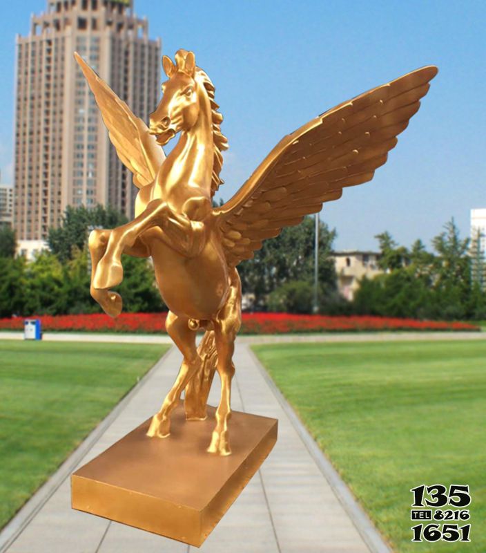 飞马雕塑-街道边摆放的金色起飞的玻璃钢喷漆飞马雕塑高清图片