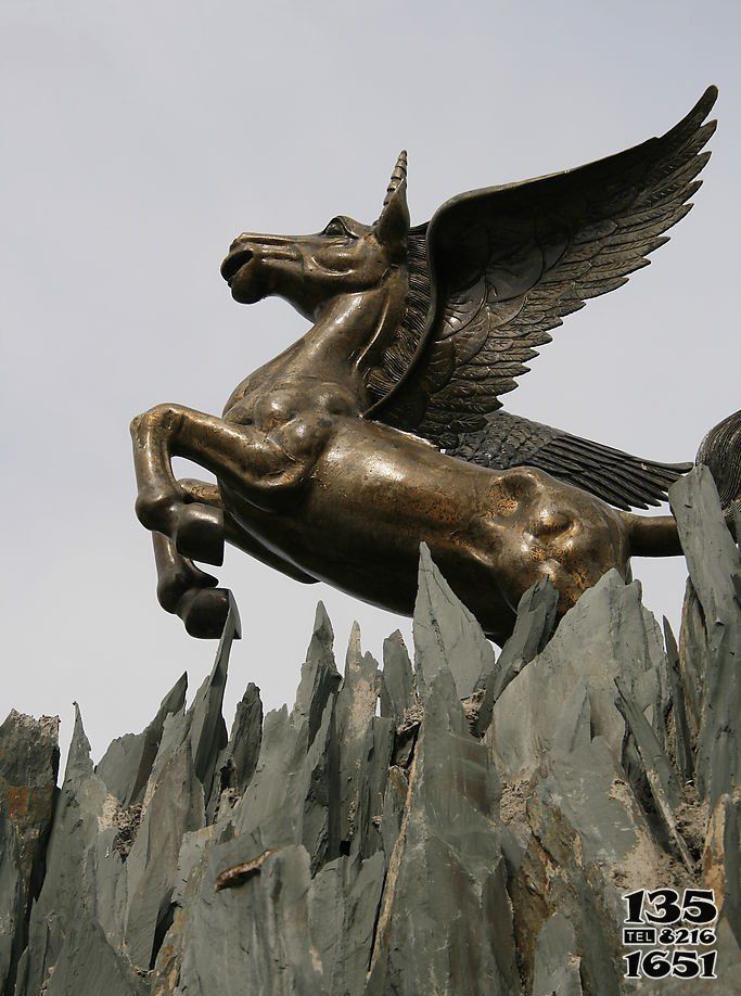 飞马雕塑-园林里摆放的跨越山川的百公里创意飞马雕塑高清图片