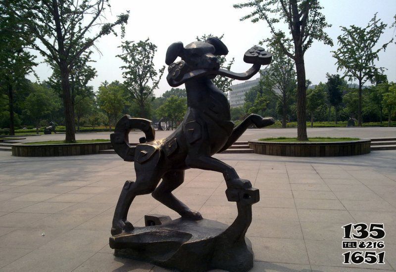 狗雕塑-公园广场不锈钢铜雕嘴里吊着如意的狗雕塑