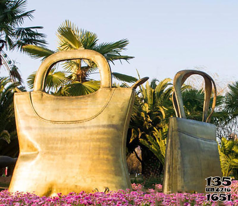 购物袋雕塑-公园小区广场铸造鎏金两只黄铜购物袋雕塑高清图片