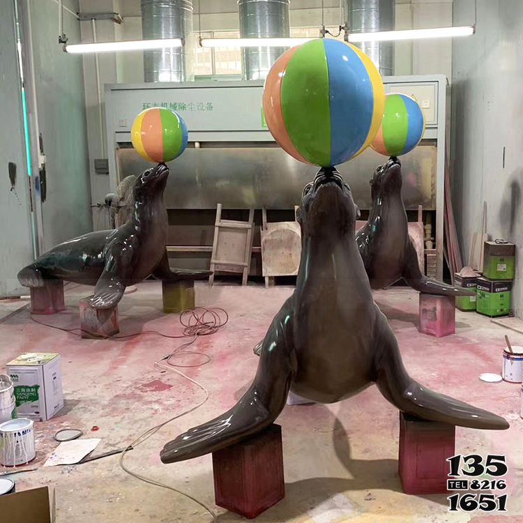 海豹雕塑-商场游乐场摆放的顶球的玻璃钢创意海豹雕塑高清图片