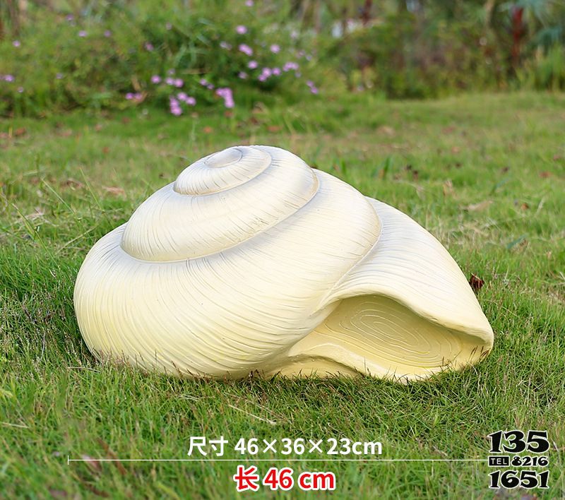 海螺雕塑-草地上摆放的圆形的玻璃钢仿真海螺雕塑高清图片