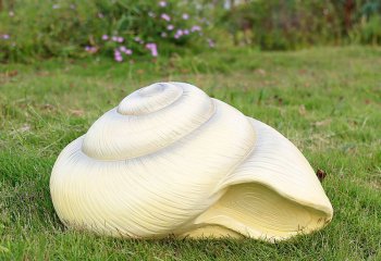 海螺雕塑-草地上摆放的圆形的玻璃钢仿真海螺雕塑