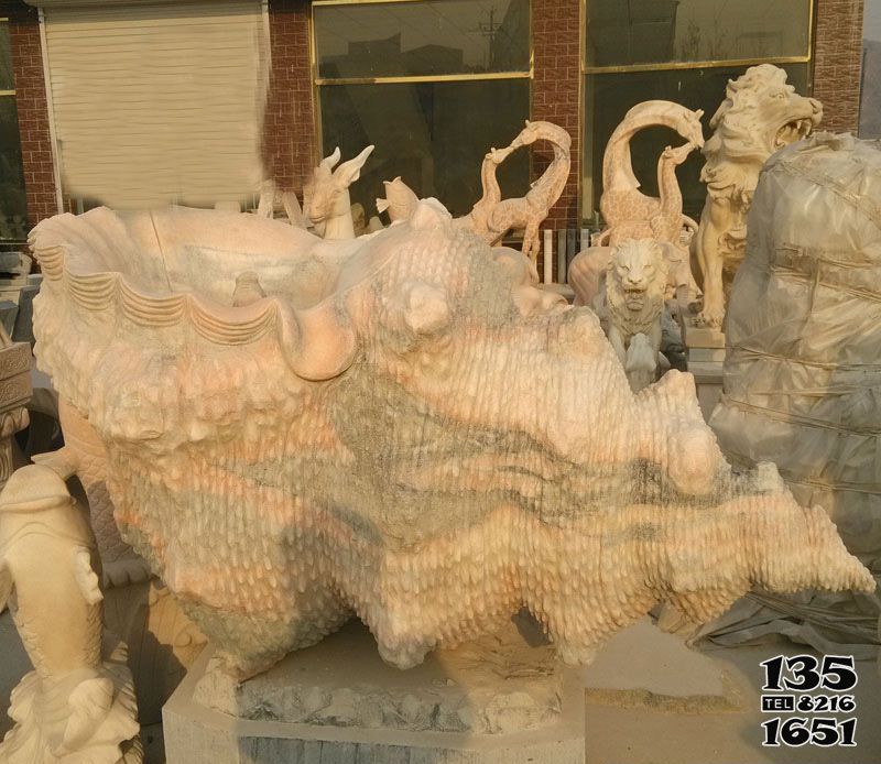 海螺雕塑-街道边摆放的花岗岩石雕创意海螺雕塑高清图片