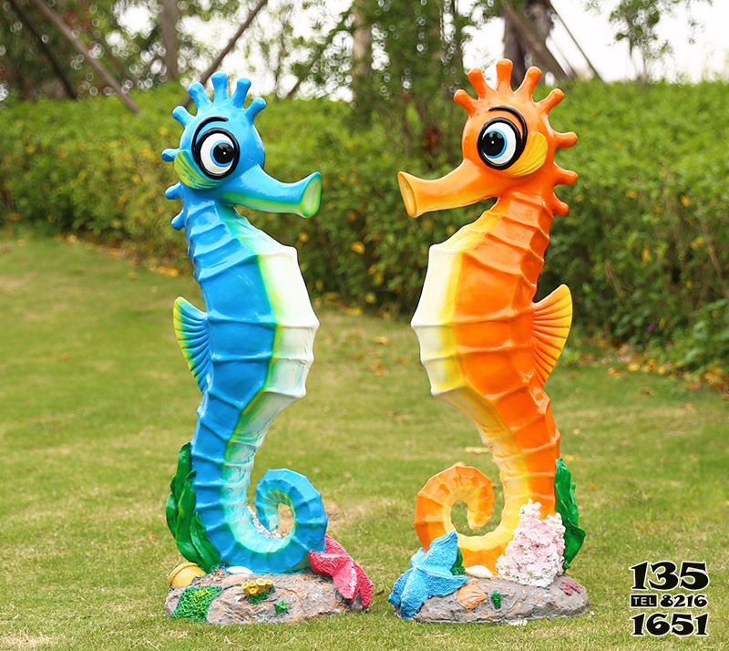 海马雕塑-公园里摆放的情侣玻璃钢彩绘海马雕塑高清图片
