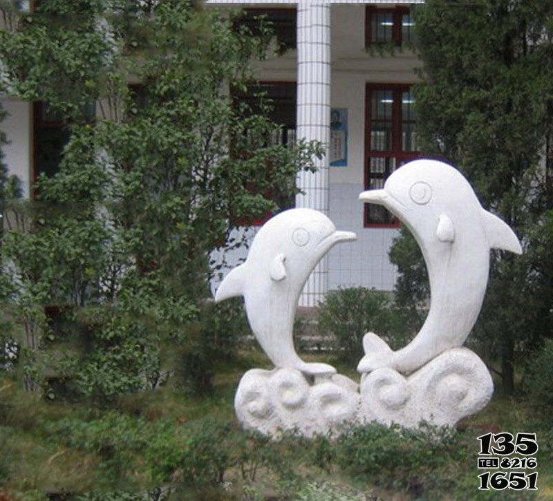 海豚雕塑-草坪一大一小两只石雕海豚雕塑高清图片