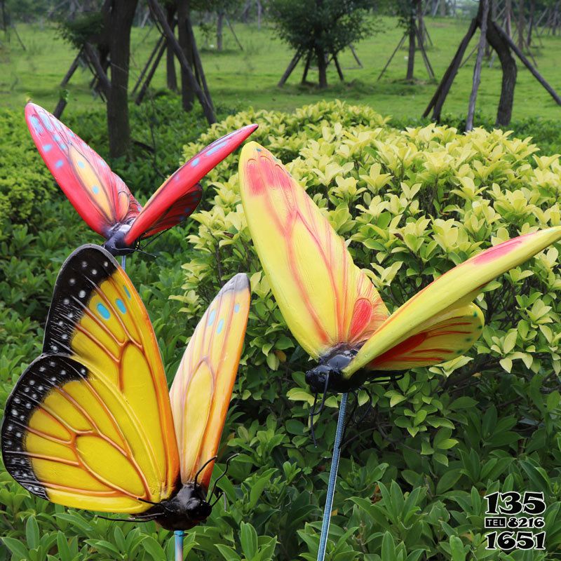 蝴蝶雕塑-步行街多只彩绘蝴蝶雕塑高清图片