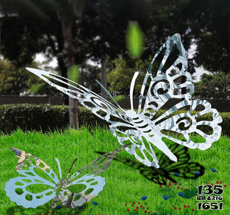 蝴蝶雕塑-两只不锈钢抛光草坪蝴蝶雕塑高清图片