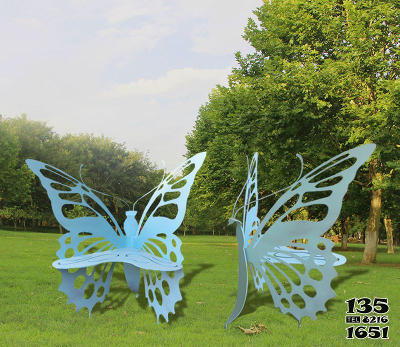 蝴蝶雕塑-两只不锈钢草坪蝴蝶雕塑高清图片