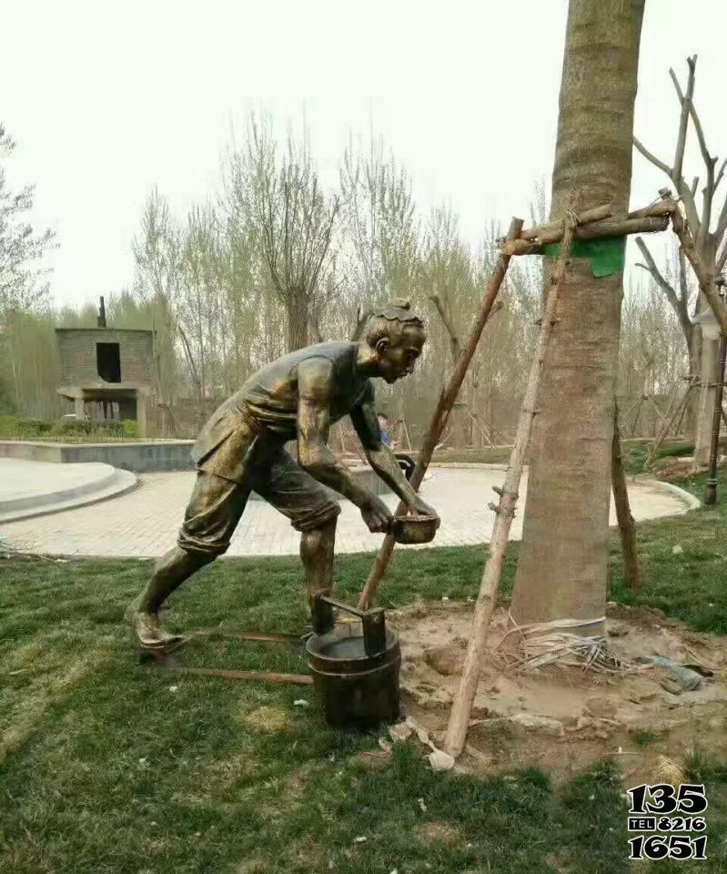 浇树人物铜雕-植物园户外铸造仿古浇树人铜雕高清图片