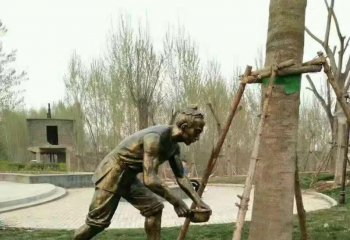 浇树人物铜雕-植物园户外铸造仿古浇树人铜雕