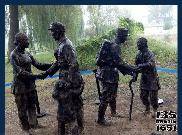 解放军雕塑-广场铜雕慰问老人的解放军雕塑高清图片