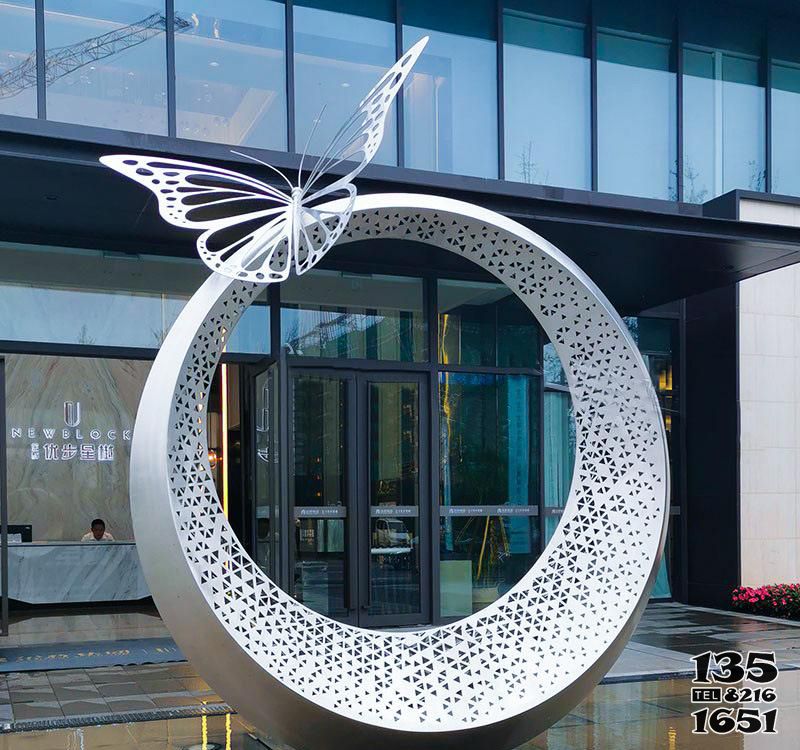 戒指雕塑-步行街酒店门口造型镂空蝴蝶不锈钢戒指雕塑