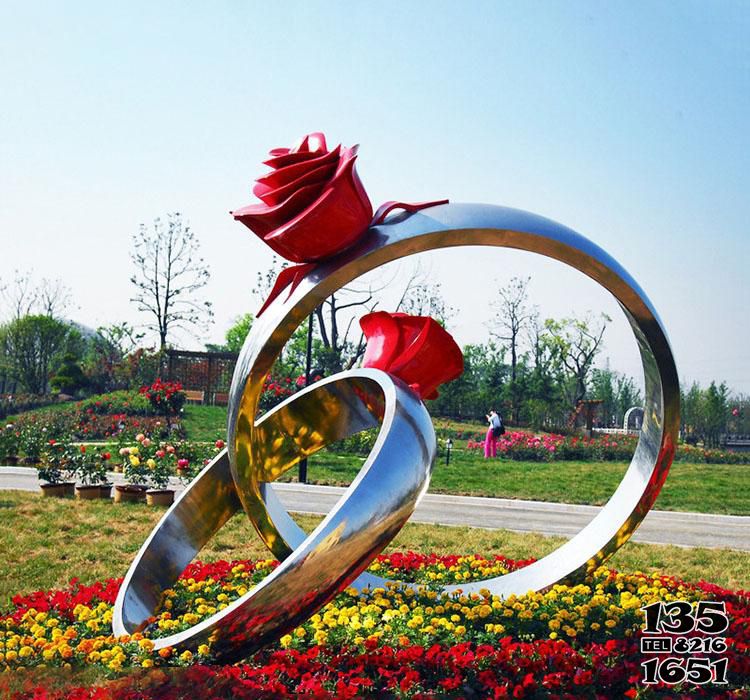 戒指雕塑-花园广场玫瑰花型不锈钢戒指雕塑高清图片