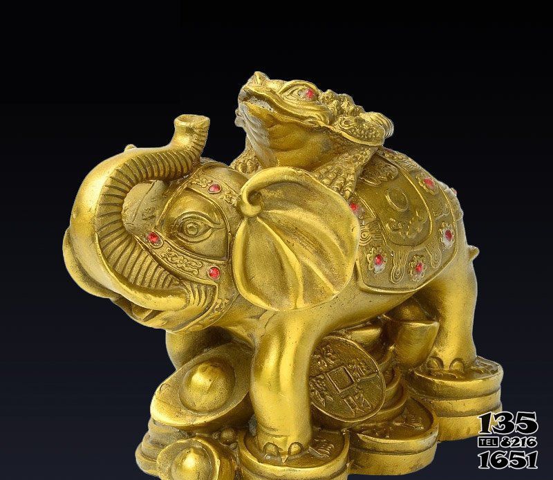 金蟾雕塑-大型酒店摆放的金色在大象身上的玻璃钢创意金蟾雕塑高清图片