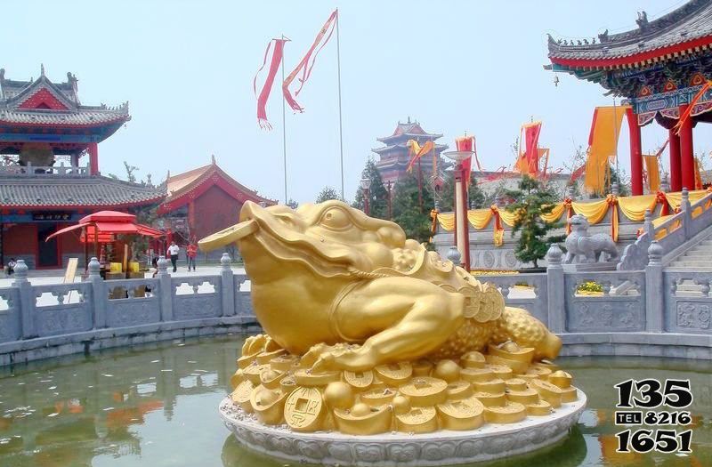 金蟾雕塑-景区水池里摆放的金色的玻璃钢喷漆金蟾雕塑 金蟾雕塑-景区水池里摆放的金色的玻璃钢喷漆金蟾雕塑高清图片