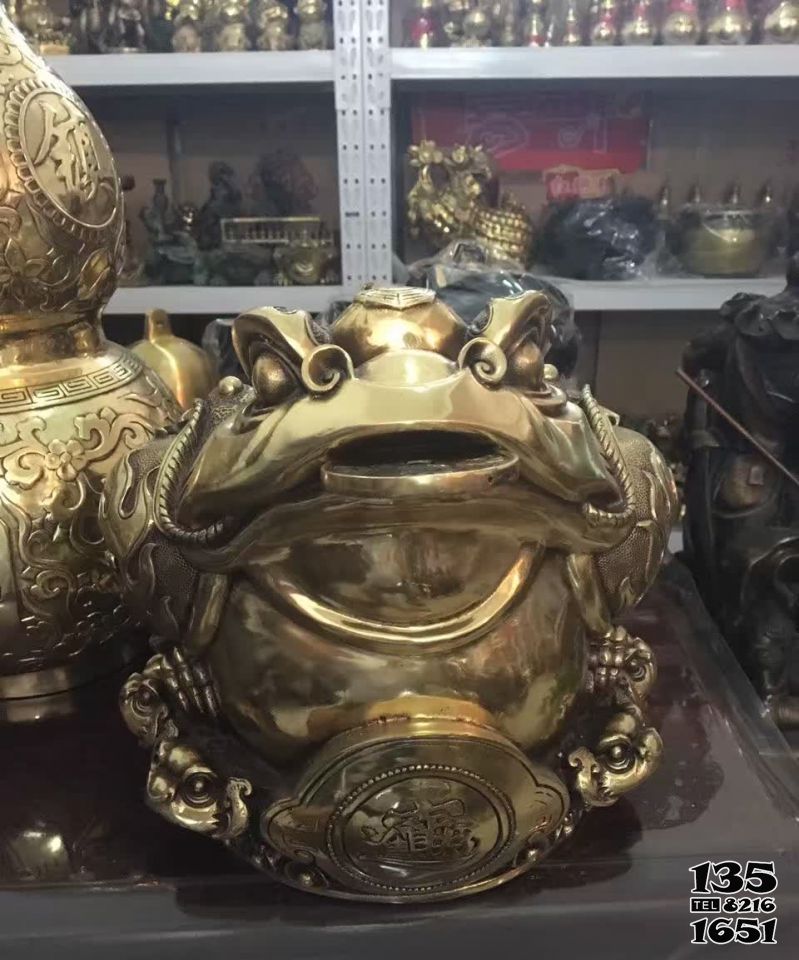 金蟾雕塑-商场里摆放的铜色的玻璃钢创意金蟾雕塑 金蟾雕塑-商场里摆放的铜色的玻璃钢创意金蟾雕塑高清图片