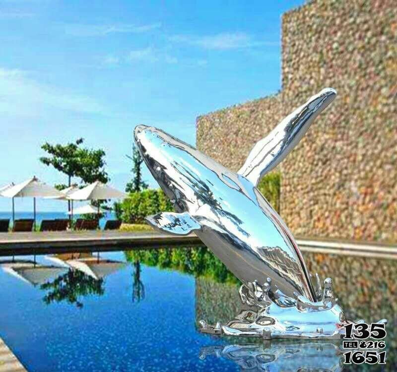 鲸鱼雕塑-公园摆放的跳跃的玻璃钢创意鲸鱼雕塑高清图片