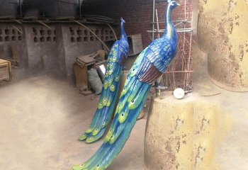 孔雀雕塑-动物园里两只休息的玻璃钢彩绘孔雀雕塑