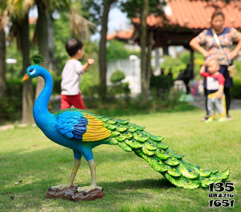 孔雀雕塑-公园草坪摆放的行走的玻璃钢彩绘孔雀雕塑高清图片