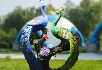 孔雀雕塑-公园树上的两只玻璃钢彩绘孔雀雕塑