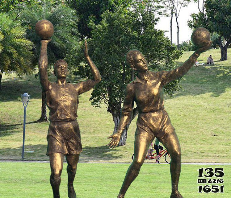 篮球雕塑-打篮球人物广场玻璃钢仿铜雕摆件高清图片