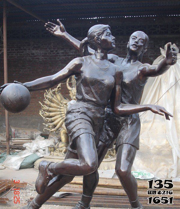 篮球雕塑-打篮球人物广场玻璃钢仿铜景观雕塑高清图片