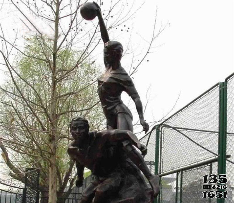 篮球雕塑-学院操场打篮球的运动员玻璃钢仿铜雕高清图片
