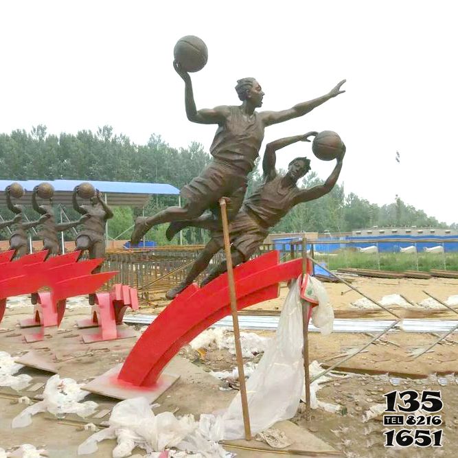 篮球雕塑-学院玻璃钢打篮球运动人物雕塑高清图片