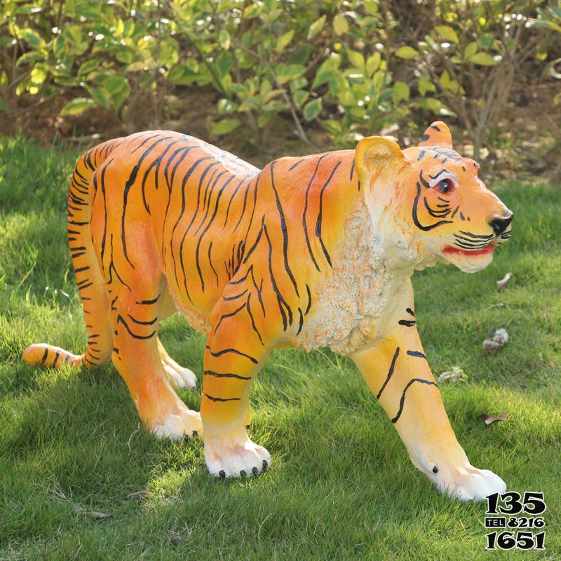 老虎雕塑-草坪玻璃钢彩绘百兽之王老虎雕塑高清图片